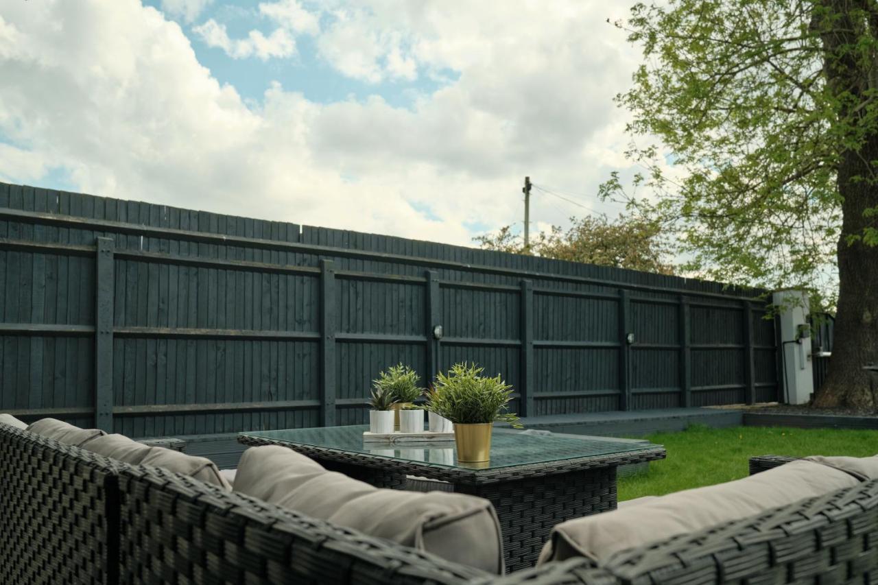 Modern Spacious House - Sleeps 16, Free Parking, Sun Terrace Nuneaton Exterior photo
